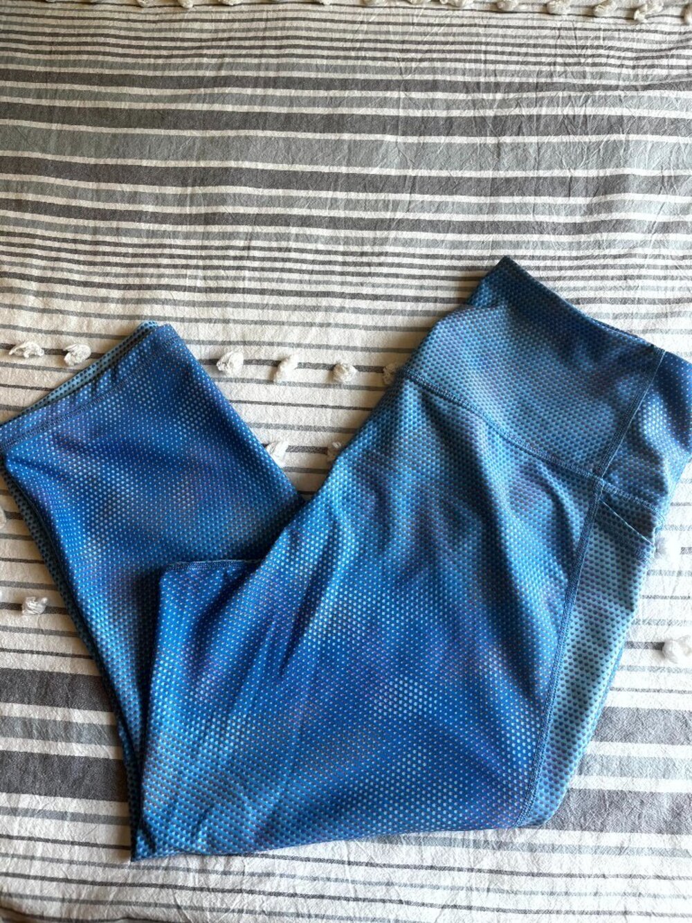 Old Navy Active High Rise PowerSoft Crop Blue Halftone Dot Leggings in XL